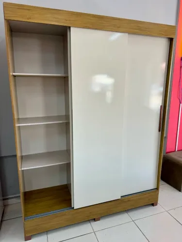 Guarda roupas com portas de correr