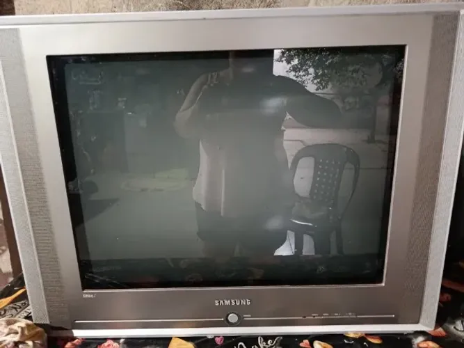Vendo uma tv de tubo 29 polegadas tela plana por 60 reais ..não entrego