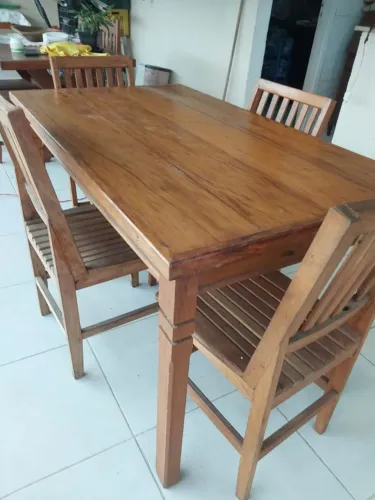 Mesa com 4 cadeiras de madeira Peroba rosa