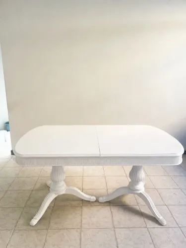 Mesa antiga de madeira maciça