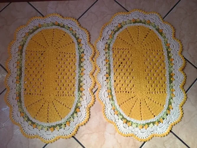 Par de Tapetes Tulipas Amarelo Vibrante em Crochê