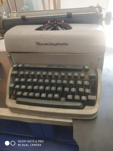 Máquina de escrever antiga 