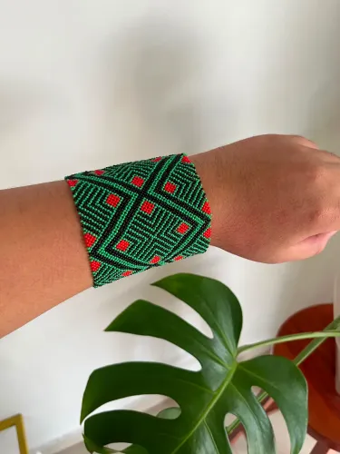 Pulseira com grafismo indígena 
