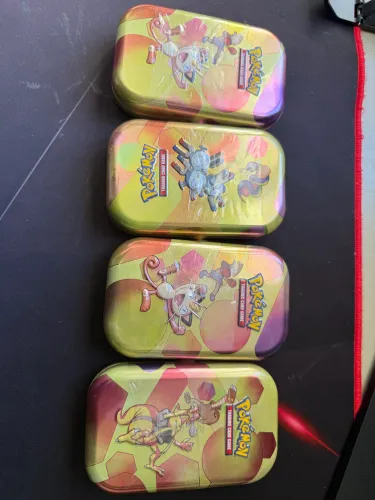 LATAS DE POKEMON 151 LACRADAS (INGLÊS)