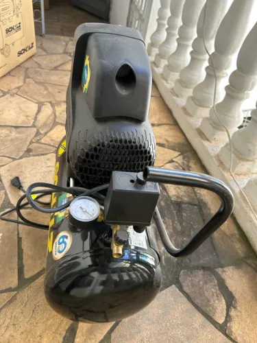 Compressor SCHULZ CSI 170 127v com máscara e mangueira de ar.