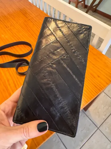 Carteira preta em couro de peixe e cinto de couro