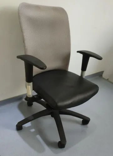 Cadeira de escritório com braço e rodízio Alberflex