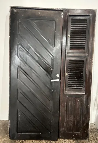 Porta trabalhada com veneziana usada 1,30cm largura x 2,10cm altura 