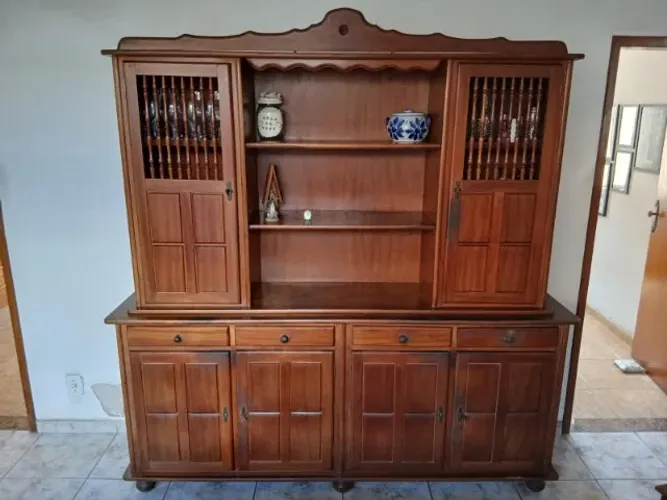 Conjunto colonial antigo: cristaleira + mesa extensível 6 lugares