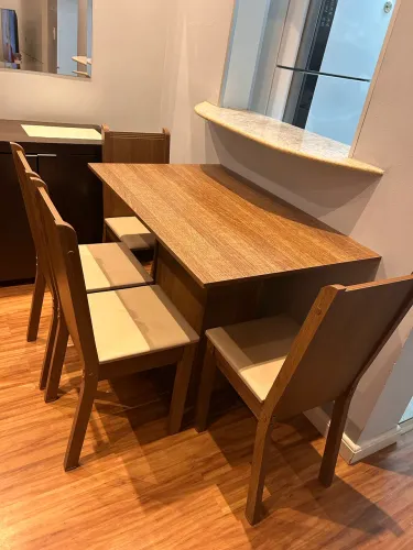Conjunto de mesa e cadeiras de jantar