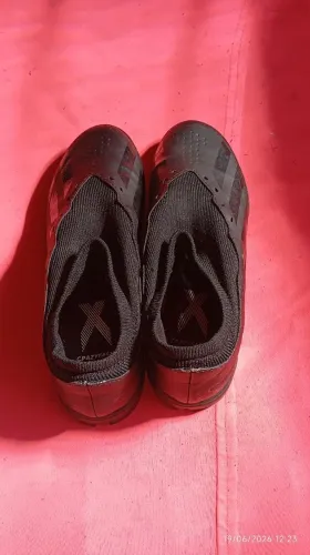Chuteira Adidas botinha 40