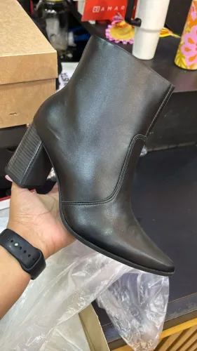 Bota novinha na caixa. Não coube em mim 