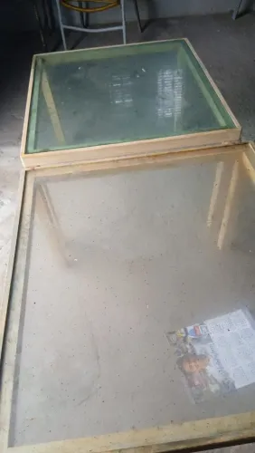 Vendo 2 mesas de sentro medindo 40 cm de altura por 50 de largura