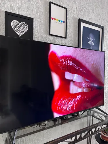 Smart tv Samsung 50 polegadas 4k, borda infinita.