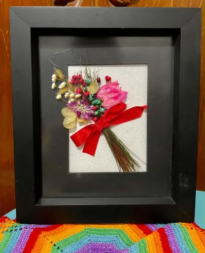 QUADRO DECORATIVO VINTAGE COM ARRANJO DE SEMPRE- VIVAS