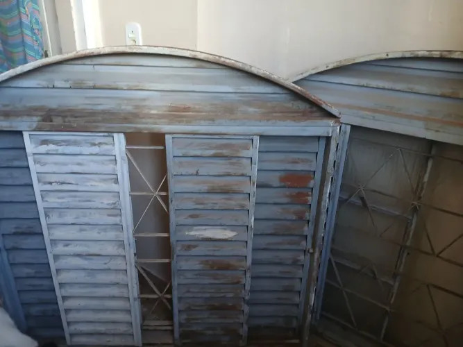 2 Janelas Grandes de Aluminío.