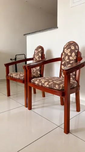 2 Cadeiras de Braço Vintage em Madeira e Tecido Estampado