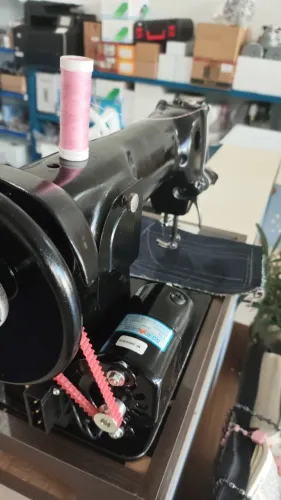 Máquina de costura reta doméstica pretinha usada (revisada e com motor)