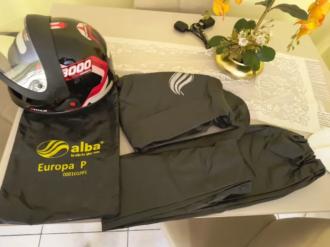 Capacete e capa de chuva para motociclista