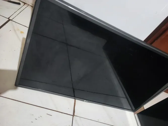 Vendo duas tv pra quem quiser consertar ou retirar peças 