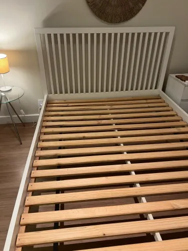 Cama de casal branca, modelo Tok&Stok.