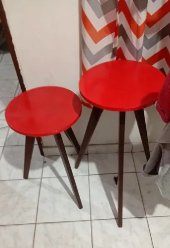 vendo duas mesinhas de canto linda corra logo aproveite no preço pra saír hoje zap *