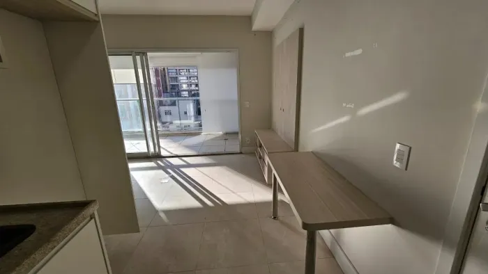 Apartamento com 1 dorm. c/ sacada e 1 vaga