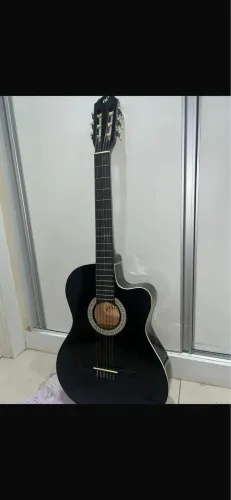 Violão preto elétrico em ótimo estado. (Aberto a negociação)