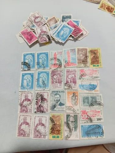 Vendo selos antigos brasileiros diversos personagens anos bem antigo 