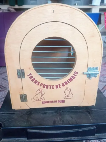 Caixa de transporte de madeira para cães e ou gatos