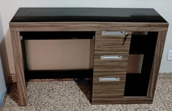Escrivaninha para computador e trabalhos MDF marrom