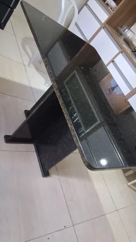 Uma mesa de granito 