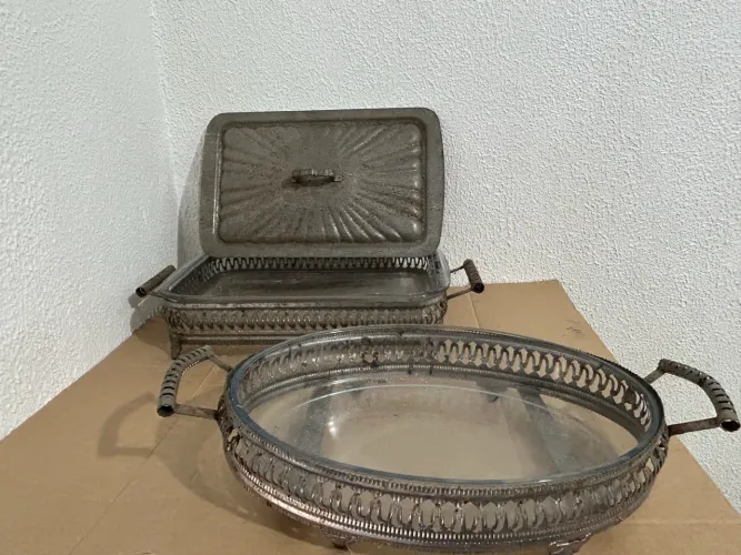 Bandeja de metal oval e travessa retangular
