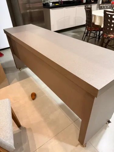 Mesa de escritório com gaveta
