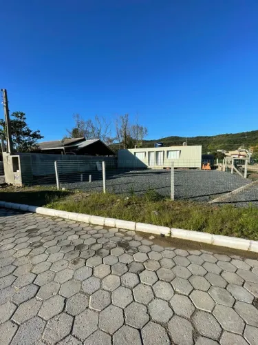 Terreno em zimbros com container
