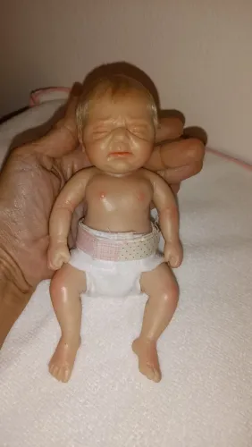 Mini Bebê Reborn de Slicone Sólido 17 cm