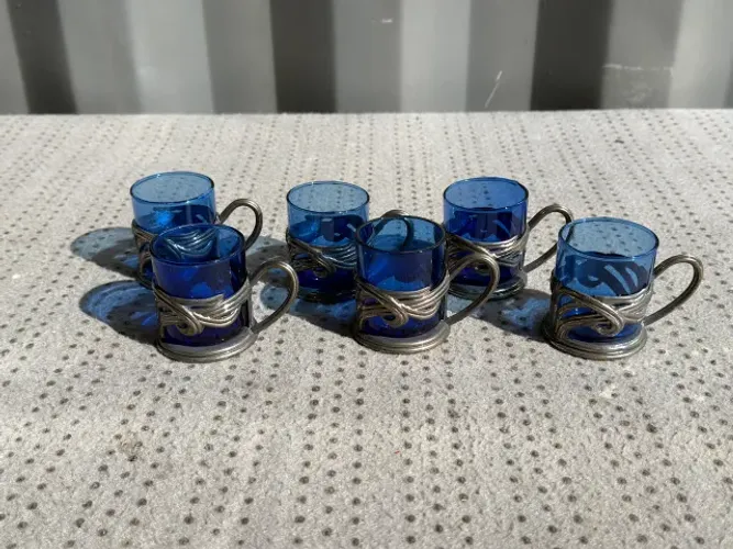 Conjunto variado de porcelana chinesa e copos azuis