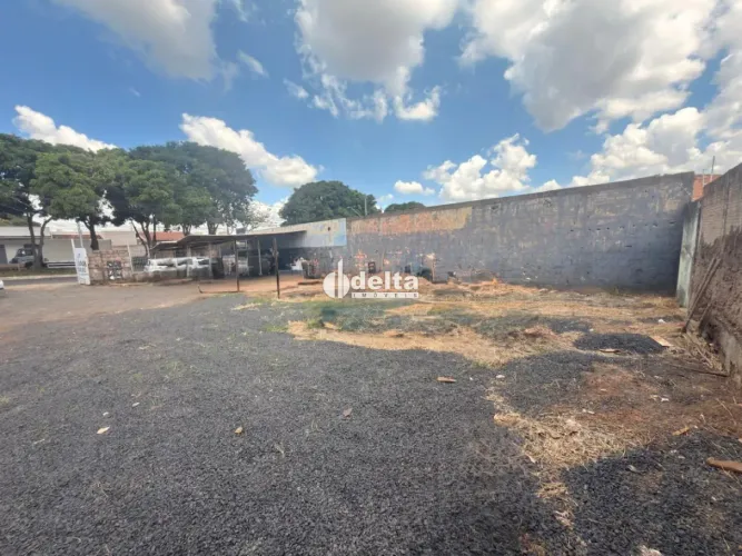 Terreno disponível para venda no bairro Granada em Uberlândia-MG.