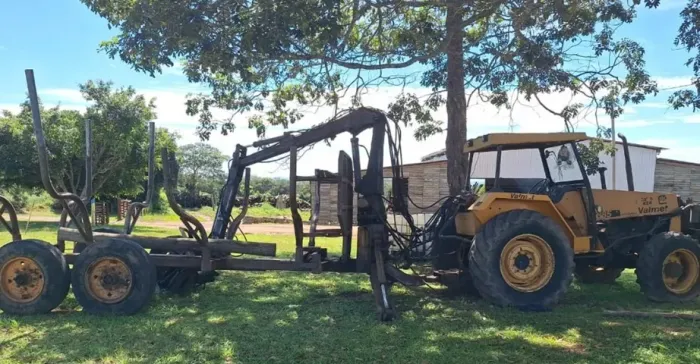 auto-carregável - trator valmet 885 4x4 acoplado com carreta com grua florestal