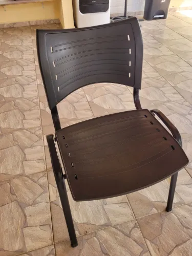 Cadeira Plastica Fixa Escritório cor preta muito boa.