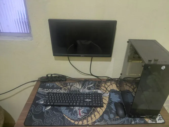 COMPUTADOR 100% COM MESA INCLUSO.