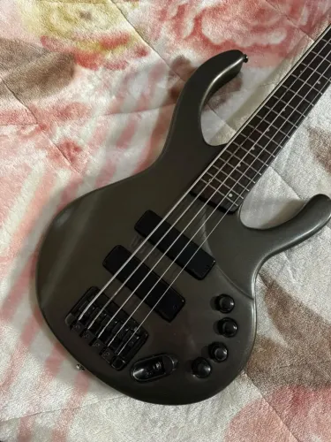 Baixo Ibanez Ergodyne EDC 705
