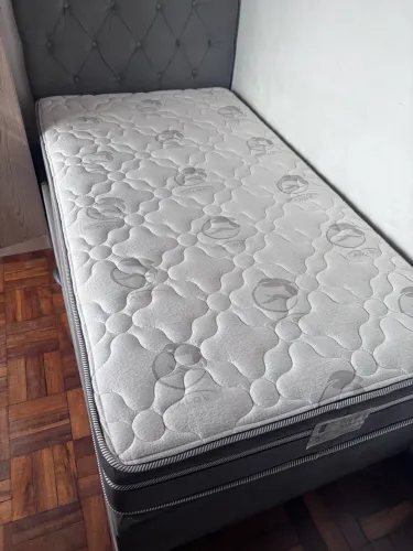 Cama solteiro com baú e colchão de molas