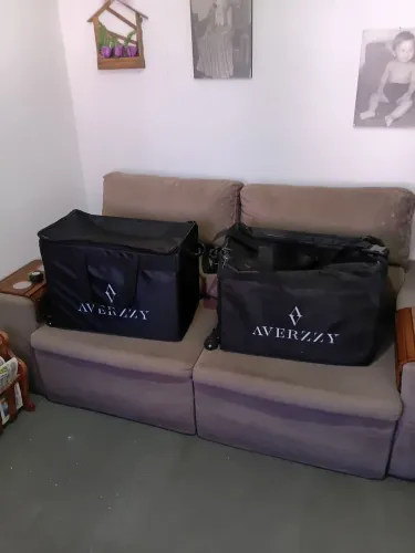 Vendo uma bolsa grande com rodinhas e alca de transporte