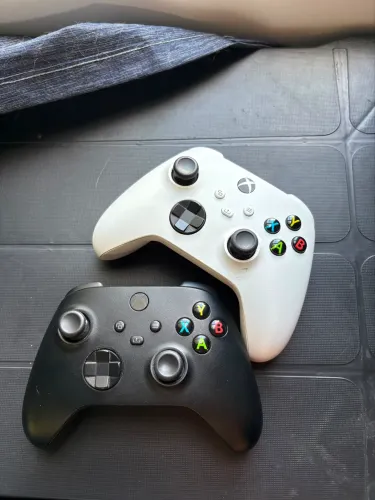 Dois controles Xbox Séries 