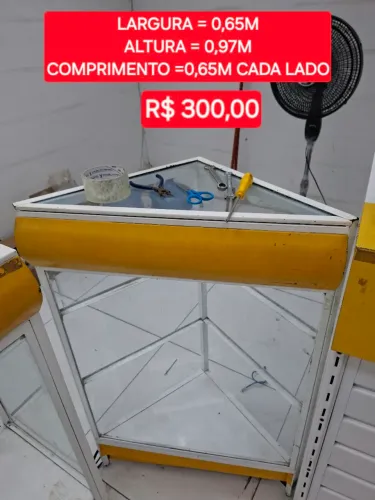 Balcão de vidro em triangulo com detalhes amarelos. Tamanho na imagem
