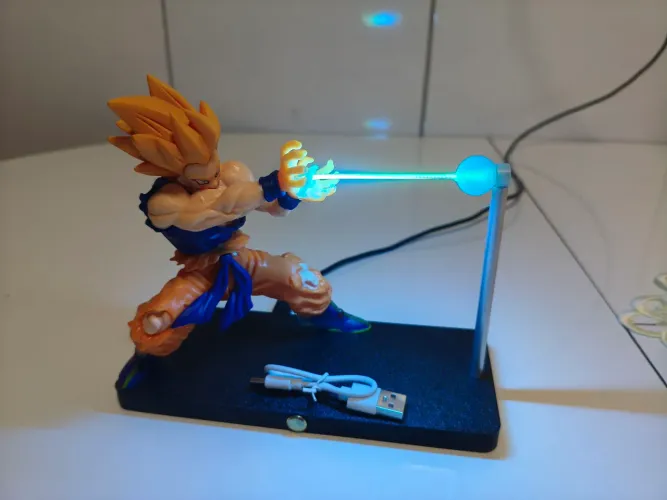 Miniatura Goku Super Sayajin com Efeito de Luz LED USB - Dragon Ball Z