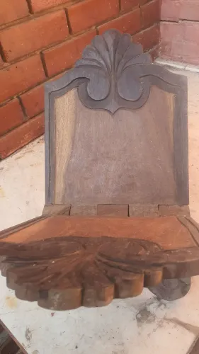 Revisteiro de madeira antigo.