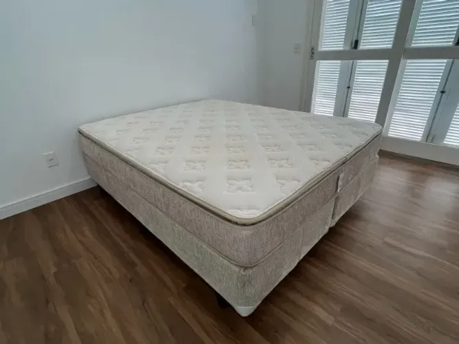 Colchão Queen Size com cama box Simmons Manhattan - Excelente estado