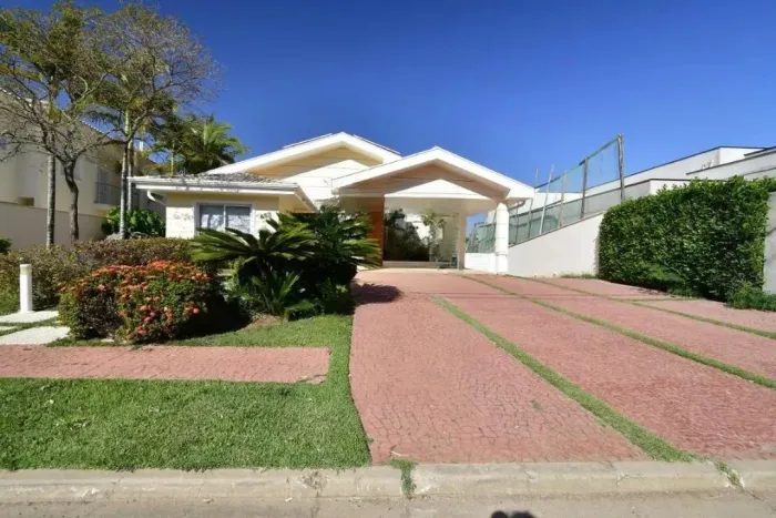 Casa no Alphaville Campinas, com 5 dormitórios e suíte com piscina.